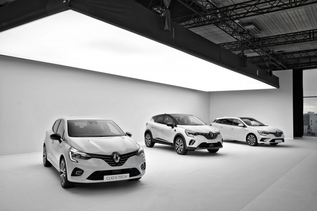 Modely E-Tech značky Renault. Zleva Clio, Captur a Mégane