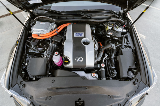 Jediným nabízeným motorem je hybridní soustava v čele se čtyřválcem 2,5 litru