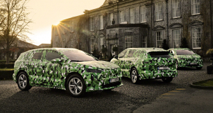 Trojice maskovaných testovacích prototypů Škoda Enyaq před hradem Durrow v Irsku