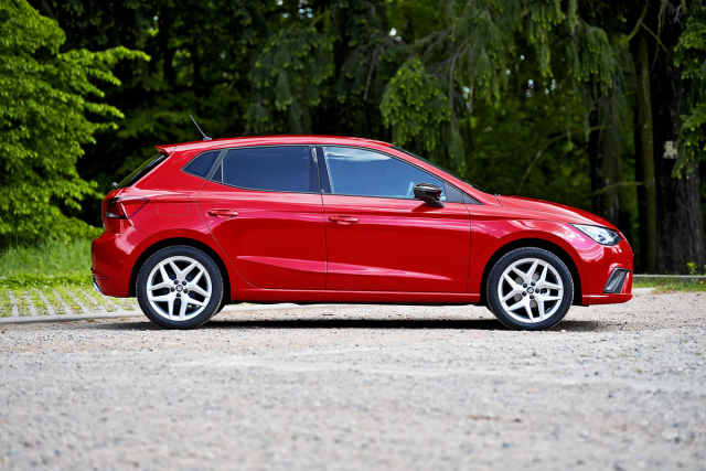 Také při pohledu z profilu zůstává Seat Ibiza FR TGI sice stále dostatečně praktickým, ale hlavně osobitě a dynamicky střiženým kompaktním automobilem