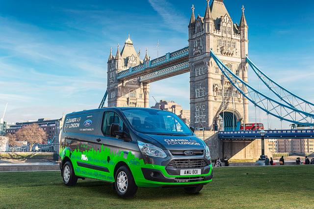 Transit Custom pHEV – London Tower Bridge