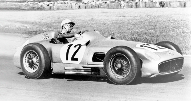 Stirling Moss (Mercedes-Benz W196) si jede pro své první vítězství formule 1 (Aintree 1955)