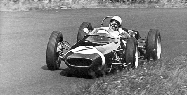 Velkou cenu 1961 na Nürburgringu vyhrál sir Stirling Moss na soukromém Lotusu 18 před továrními Ferrari a Jimem Clarkem na továrním Lotusu