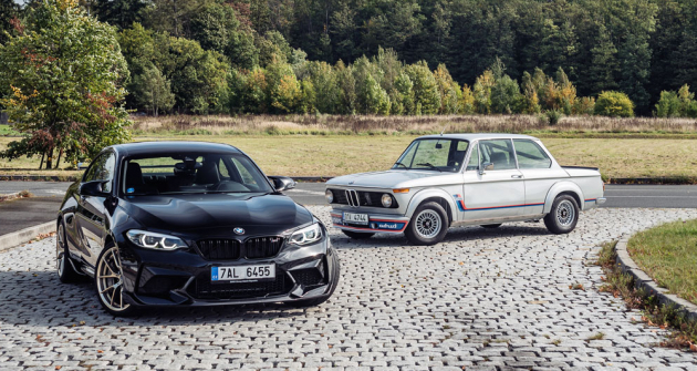 Bezmála padesát let rozdílu názorně ukazuje, kam pokročil vývoj kompaktních sportovních BMW