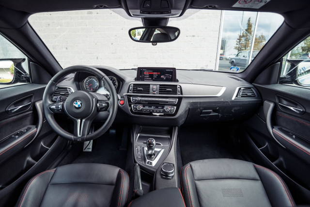 Interiér BMW M2 Competition má ještě klasický vzhled předchozích generací BMW