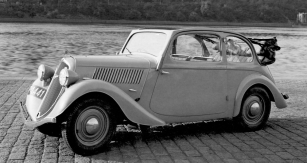 Nově tvarovaný polokabriolet Škoda Popular na snímku z předjaří roku 1935