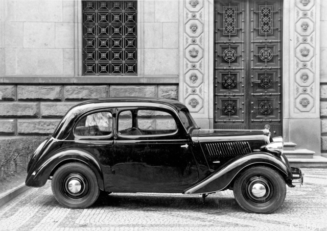 Dvoudveřový tudor Popular v exportním provedení s volantem vlevo (1936)