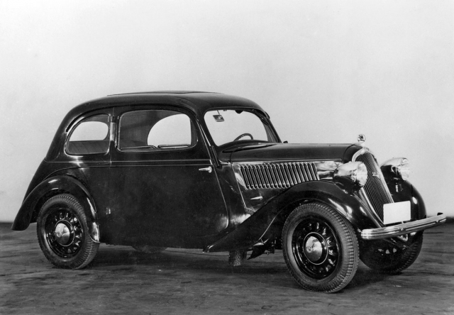Exportní tudor Škoda Popular ročníku 1937 s paprskovými koly a volantem vlevo