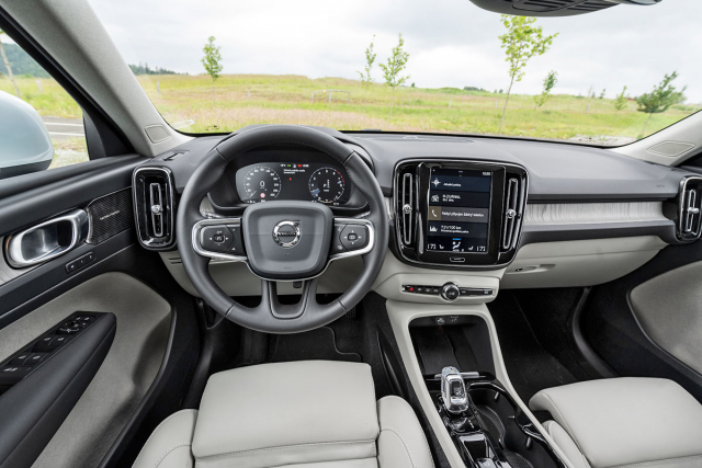 Interiér se neliší od standardních verzí a nese se v typickém duchu Volvo