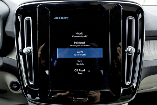 Řidič má k dispozici několik jízdních režimů. Nejčastěji jsme přepínali mezi Hybrid (v tom vůz startuje) a Power