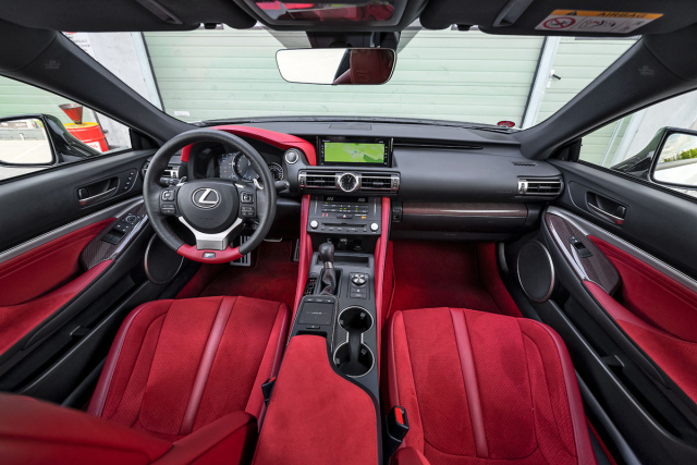 Pečlivě zpracovaný interiér se nese v japonském duchu a je čalouněný červenou Alcantarou. Poskytuje komfort známý z ostatních modelů Lexus