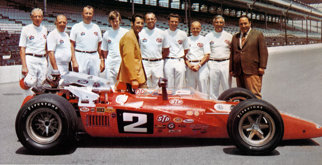 Mistr Indy Cars 1969 se svým týmem STP Hawk Ford, zcela vpravo mecenáš a šéf týmu Andy Granatelli