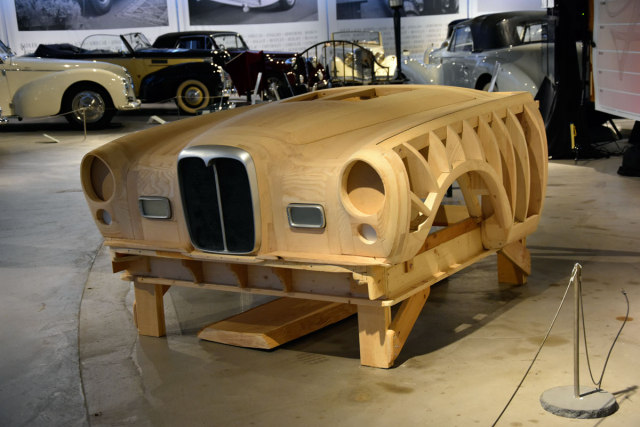 Důkaz, že řemeslný fortel nezemřel. Werner Haas z Carrosserie-Spengler daroval toto ručně ze dřeva zhotovené kopyto (bez použití technologií CAD nebo 3D Scan) posledního kabrioletu Graber Alvis TF 21, postavené v říjnu 2019 speciálně pro tuto výstavu
