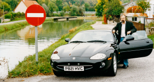 Jaguar XK8 při premiéře nedaleko Dijonu, první automobil této značky poháněný vidlicovým osmiválcem