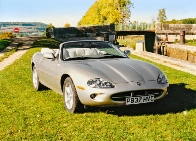 Otevřený Jaguar XK8 Convertible byl představen jen o měsíc později než kupé (1996)