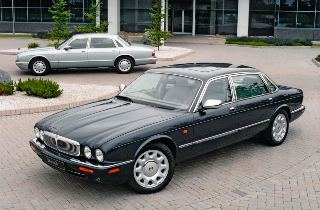 Daimler V8 (nepřeplňovaný) a Super V8 (s kompresorem), luxusní modely zaniklé prestižní britské značky, spřízněné s Jaguarem