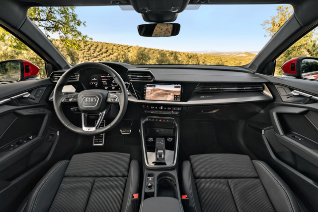 Nová A3 Sportback si zachovává přehledné pracoviště řidiče s řadou fyzických ovladačů