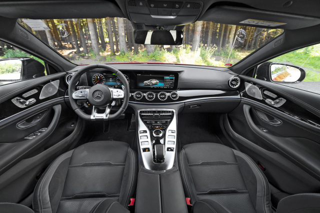 Palubní deska kombinuje horizontální část z třídy E a zvýšený středový panel ze sportovního dvoudveřového AMG GT