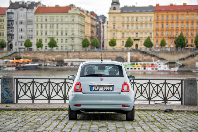 Zdá se, že design Fiatu 500 nestárne. Spolu s MINI, Porsche 911 nebo Mercedesem třídy G patří k vozům, u nichž se daří udržovat odkaz minulosti