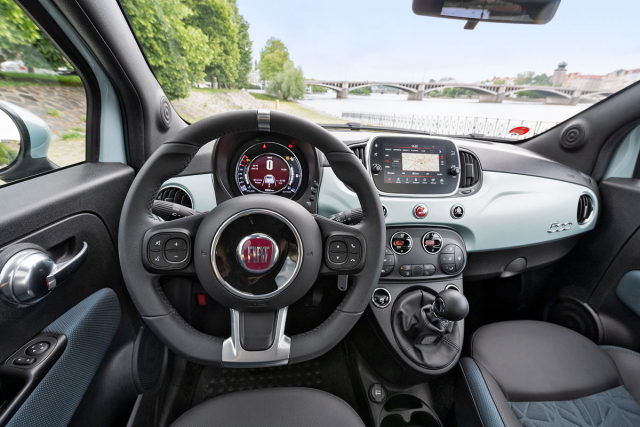 Fiat svoji 500 neustále modernizuje, například multimediální systém zvládá všechny v současnosti obvyklé funkce a propojení s telefonem. Displej uprostřed rychloměru může zobrazovat aktuální toky energií v hybridní soustavě