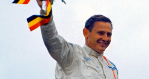 Bruce McLaren jako vítěz Velké ceny Belgie 1968 