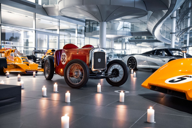 První McLarenův závodní vůz Austin 7 Ulster je nyní majetkem McLaren Group ve Wokingu