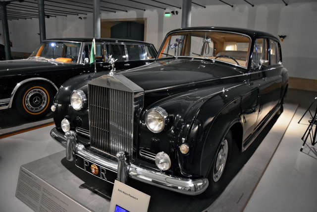 Rolls-Royce Phantom V byl vyráběn pro potřeby ultra­exkluzivní klientely, k níž patřily hlavy států, ale též třeba John Lennon nebo Elton John