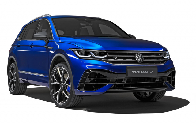 Sportovně zaměřený Volkswagen Tiguan R zaujme nejen koly s průměrem až 21 palců, ale také specificky navrženou maskou chladiče a nezaměnitelně tvarovanou spodní částí předního nárazníku. Přehlédnout nelze ani matně šedá zrcátka a střešní ližiny