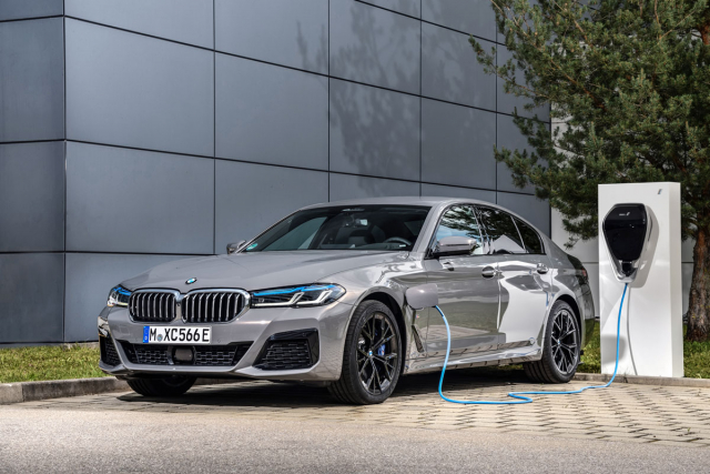 Plug-in hybridní BMW řady 5 lze nabíjet z běžné elektrické zásuvky nebo nabíječky (Wallbox) přes s vozem dodávaný kabel. Rychlonabíjení není možné