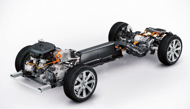 Plug-in hybridní soustava Volvo určená pro vozy na větší platformě SPA má akumulátory umístěné na výšku ve středovém tunelu, kde neomezují velikost zavazadlového prostoru