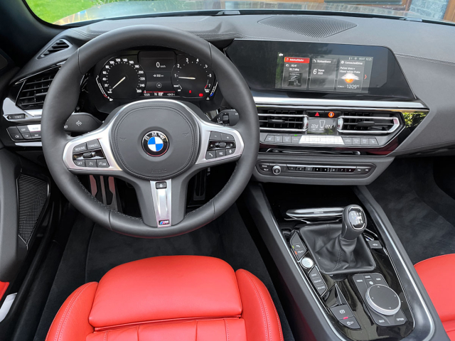 Základní provedení BMW Z4 má klasické mechanické přístroje a jako jediné může mít manuální převodovku
