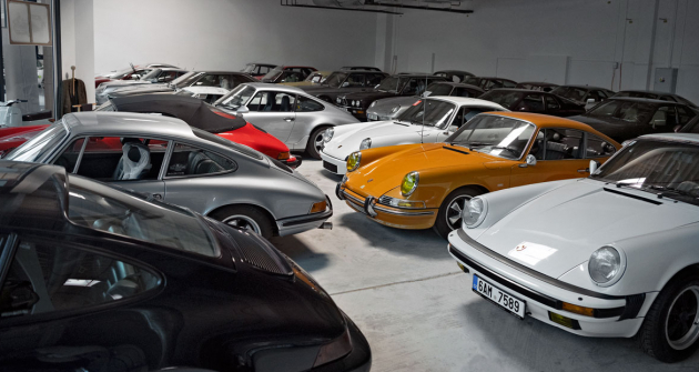 Ve sbírkách Engine je mnoho různých generací a variant klasického Porsche 911. Většina z nich má vzduchem chlazený motor