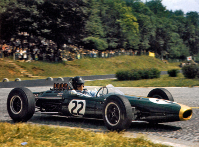 Američan Dan Gurney, první vítěz Velké ceny F1 na voze Brabham (typ BT7 s motorem Climax V8 ve francouzském Rouenu 1964)