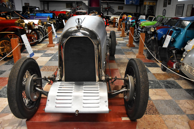Mladý barcelonský inženýr Wilferdo Pelayo Ricart Medino (1922 – 1974) zkonstruoval několik motorů a také sportovní a závodní automobily. Vystavený Ricart (1926) zrestaurovali pro světové Expo v Seville 1992