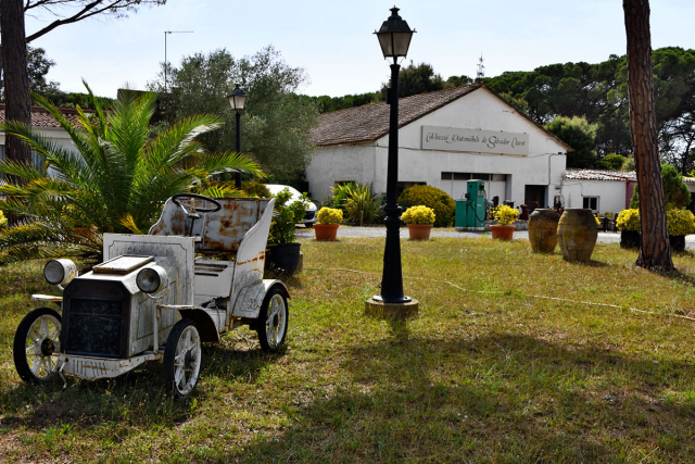 Nenápadný a poněkud bizarní vstup do jednoho z nejhodnotnějších španělských automobilových muzeí