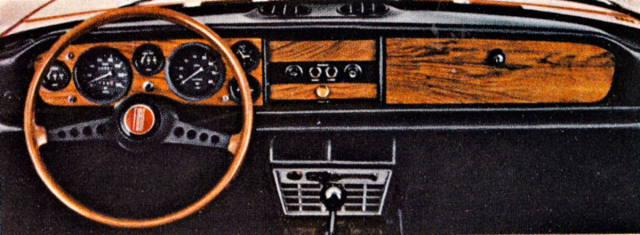 Palubní deska modelu Fiat 124 Sport Spider byla bohatě vybavena