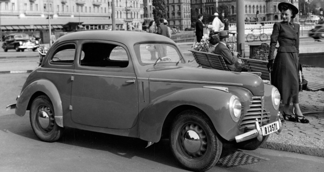 Sériový vůz Škoda 1101 s dvoudveřovou karoserií na snímku ze Švédska Sériový vůz Škoda 1101 s dvoudveřovou karoserií na snímku ze Švédska