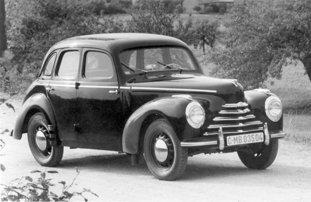 Tudor Škoda 1102 coby čtyřdveřový sedan v podobě vyráběné od jara 1949