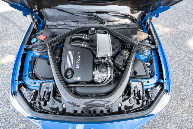 Řadový šestiválec S55 s dvojicí turbodmychadel je oproti M2 Competition posílený o 29 kW (40 k)