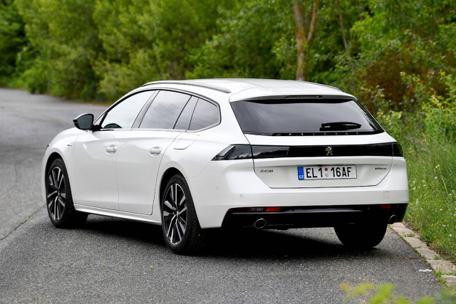 Vzhled kombi Peugeot 508 stále zůstává originální. Přítomnost plug-in hybridního systému prozrazuje jen víčko na pravém zadním blatníku