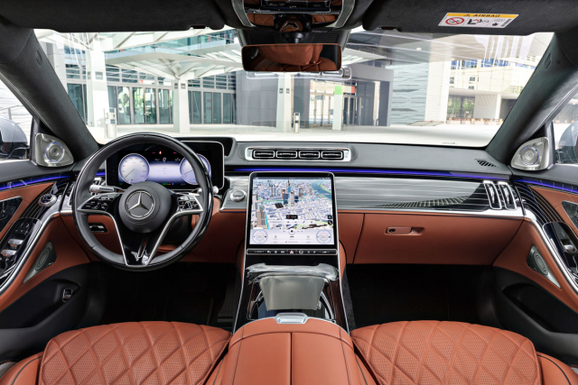 S novou generací třídy S Mercedes-Benz přináší nové uspořádání displejů, pozměněnou grafiku, a především celý systém MBUX