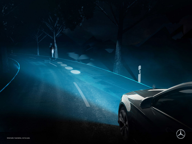 Světlomety Digital Light dokáží doslova kreslit na vozovku, zde ve spojení s nočním viděním upozorňují na chodce