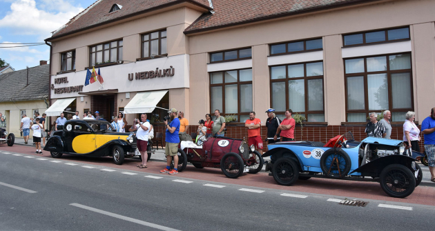 U známé restaurace rodiny závodníka Nedbálka v Ostrovačicích to vypadalo jako na srazu Bugatti