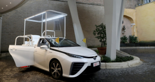 Toyota Mirai papamobil