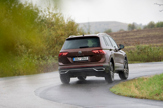 Volkswagen postupně přesouvá označení modelů do středu zádi pod znak automobilky. ­Tiguan v rámci modernizace dostal LED skupinové svítilny s novým designem