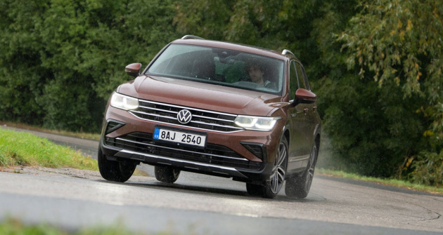 Nová přední část s nižšími světlomety, volitelně s matricovou technikou, ­automobil opticky odlehčila