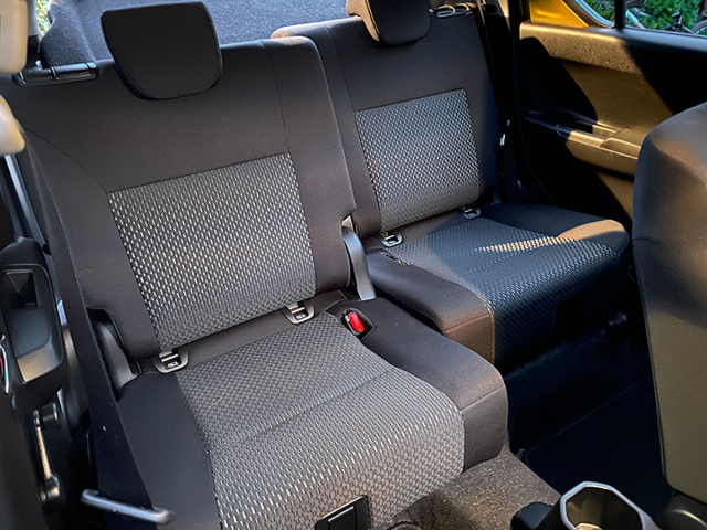 Zadní sedadla rozdělená na dvě části lze nezávisle na sobě posouvat, což zlepšuje využitelnost krátkého prostoru pro zavazadla