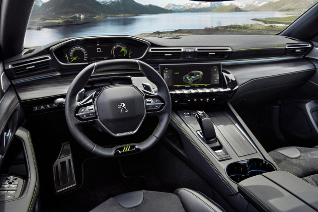Pracoviště řidiče vozů 508 Peugeot Sport Engineered ozvláštňují sportovně stylizované dekorační prvky