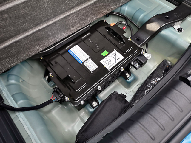 Pod podlahou zavazadlového prostoru, v místě pro uložení rezervního kola, je umístěn trakční akumulátor LiPo 48V mild hybridního poháněcího ústrojí