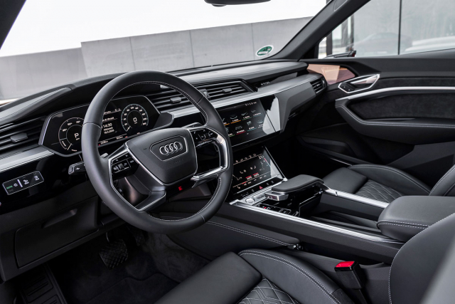 Interiér modelů Audi e-tron se drží aktuálního stylu značky s jasně strukturovanými displeji